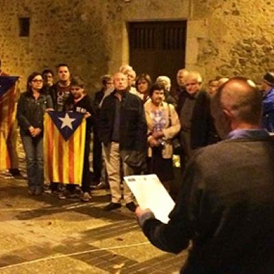 L'alcalde David Mascort llegint el manifest el 13 d'octubre a les portes de l'Ajuntament de Vilablareix.