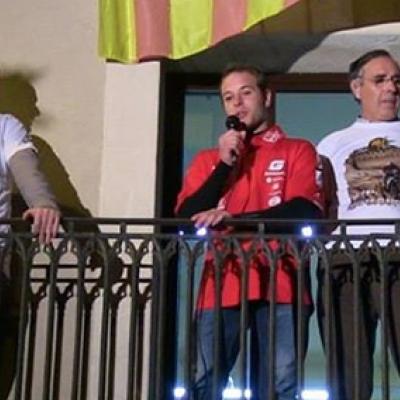 L'alcalde David Mascort, el pilot Dani Oliveras i el regidor d'Esports, Manel Pallàs, al balcó de l'Ajuntament.
