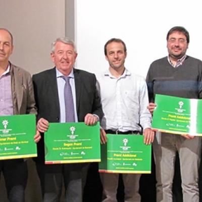 El regidor de Medi Ambient, Pau Rovira, al centre de la imatge va recollir el guardó a la Casa de Cultura de Girona.