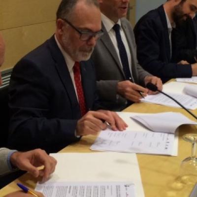 L'alcalde de Vilablareix, David Mascort, signant divendres l'acord per crear l'àrea metropolitana del Gironès.